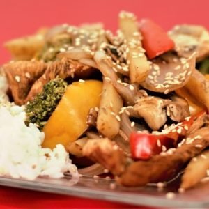 Yakimeshi mixto (pollo y camarón)
